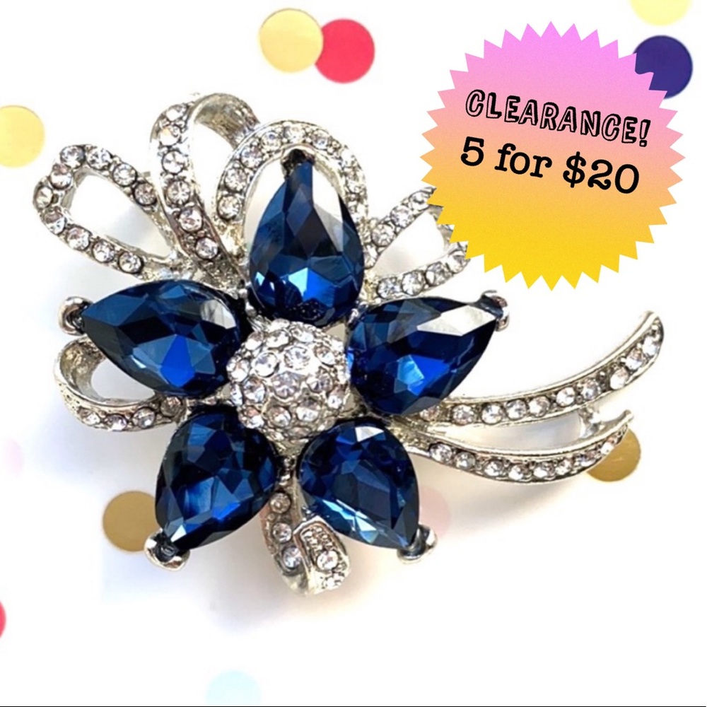 💝 Blue and white crystal flower brooch